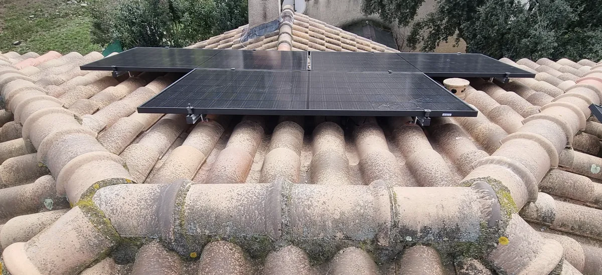 Panneaux solaires posés par AJ Confort sur une toiture en tuiles