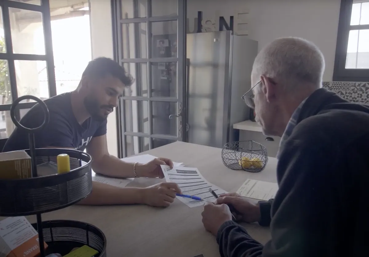 Un conseiller AJ Confort présente une étude à un client